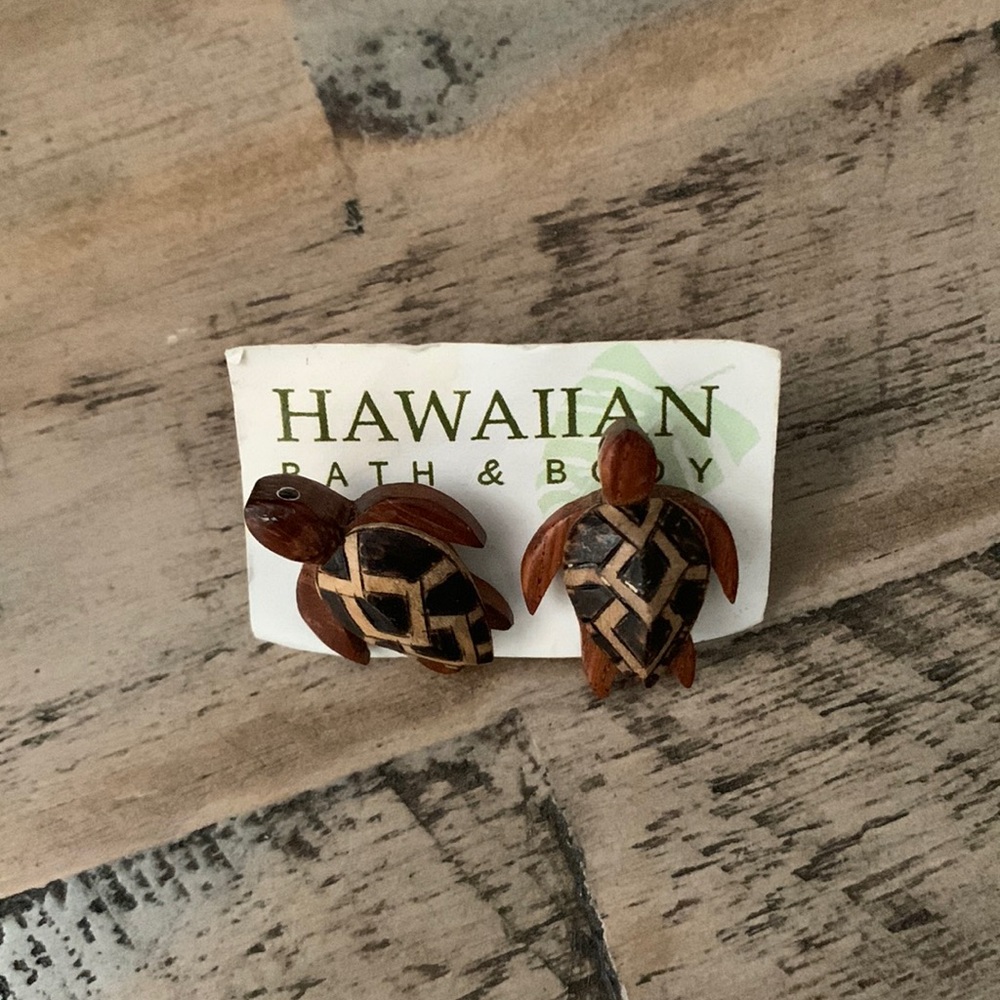 Vintage wood Hawaiian sea turtle earrings